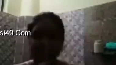 Amateur video of the pretty Indian aunty washing her fatty body