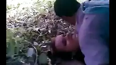 Indian teen girl enjoys threesome sex outdoors!