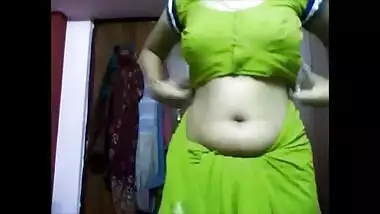 Indian Bhabhi Flaunting Boobs On Webcam