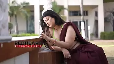 Desi housewife big boobs photoshoot