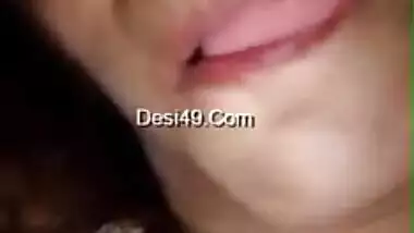 Inventive Desi woman cheers self-isolated boyfriend up by some porn