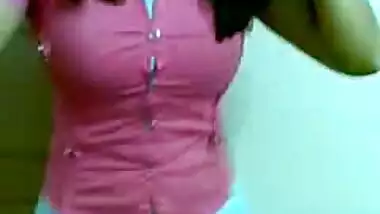 Desi girl parvati in sexy pink top giving her man a juicy blowjob
