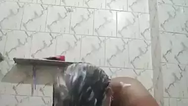 Beautiful sexy Bhabhi nude bath video