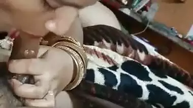 Desi Sexy Bhabhi Giving Blowjob