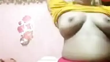 Bhabhi Showing her Big Boobs