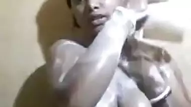 Indian girl whips out natural XXX boobs in quick sex video for BF