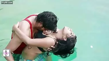 Hot couple in Swimming Pool (2022)
