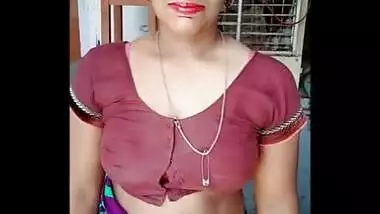 Busty housewife bhabhi sexy show in bare blouse