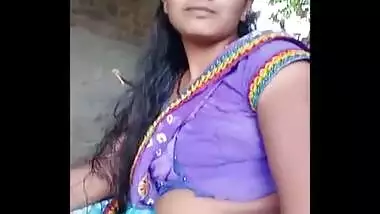 Homely housewife meena bhabhi showing hot navel in home.