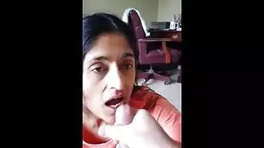 Mature Kanpur aunty gives blowing while watching porn