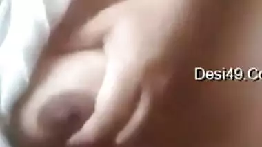 Desi mom allows fans to see naked boobs close-up and pinches nipples