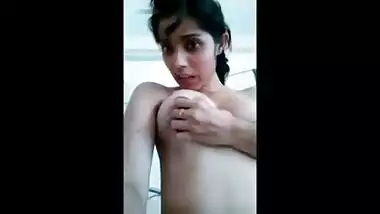 Desi Indian girl shows her boobs and plays with them