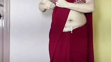 Desi MILF with fat sex belly exposes her XXX navel on the camera