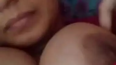 Desi Girl Shows her Big Boobs