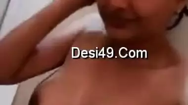 Desi minx doesn't hide XXX boobs and with dark nipples and exposes them