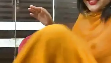 Hot Desi in Salwar Fingering her pussy