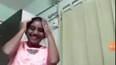 Bhabhi Showing Her Big boobs