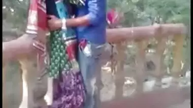 Outdoor Desi mms clip of slim Indian gal caught kissing her lover