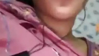 Hot Desi girl masturbating vdo on vc