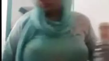 HUGE BOOBS AUNTY LIVE TEASING FANS