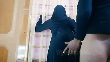 أخت صديقي المثيرة Cum on her Abaya