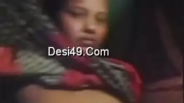 Female from India pulls her sari up to flash saggy XXX tits on camera