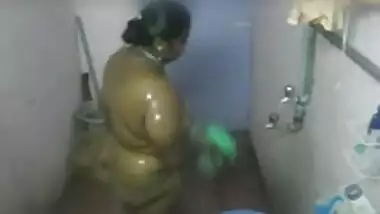 Indian chubby aunty bathing nude fingering on hidden cam, MMs desi XXX