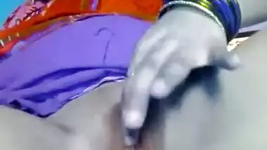 Desi XXX bitch masturbates pussy on webcam while husband is at work