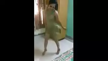 Punjabi aunty hot hip & boobs shake for fun