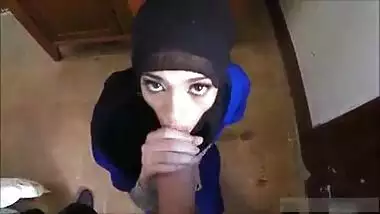 HOT INDIAN GIRL GIVING BLOWJOB