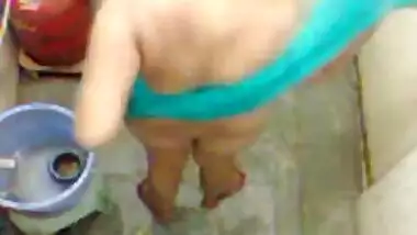 Hidden sex video of Desi woman washing her XXX curves in bathroom