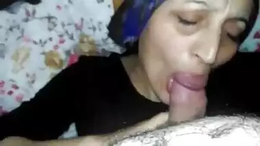 Desi sautheli ammi jaan suck beta cock BJ hijab paki muslim