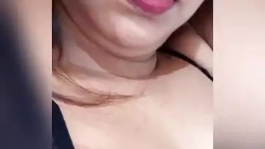 Desi Hot Girl Showing Huge Tits