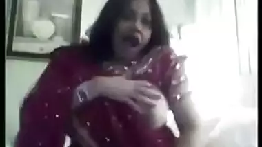 horny gujju bhabhi in saree showing boobs