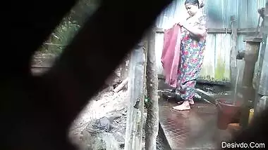 Desi hot aunty hidden bath capture voyeur